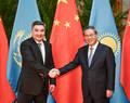 ベクテノフ首相（左）と握手を交わす李強総理（2024年11月4日撮影）。(c)Xinhua News