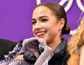 平昌冬季五輪、フィギュアスケート女子シングル・ショートプログラム（SP）の演技後に笑顔を見せるアリーナ・ザギトワ（2018年2月21日撮影）。(c)AFP/Mladen ANTONOV