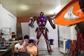 ベトナム首都ハノイの作業場で、バイクのスペアパーツから作られたロボット・ワンの状態を確認するエンジニアとプログラマー（2019年9月30日撮影）。(c)Nhac NGUYEN / AFP