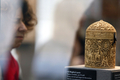 　仏パリ（Paris）のルーブル美術館に今週、イスラム美術を展示する新しい展示室がオープンする。西洋で不信感を向けられることの多いイスラム教についての理解促進を目指す。

　1億ユーロ（約100億円）近い総工費は仏政府が出資したほか、サウジアラビア、モロッコ、クウェート、オマーン、アゼルバイジャンなどイスラム諸国からの多額の寄付があてられた。

　総面積3000平方メートルの2階分のフロアに、東はインドから西はスペインで集められた、7世紀から19世紀までのおよそ3000点が展示される。

写真はスペインから収集された「アル・ムギラの銘のある小箱（Al-Mughira&apos;s pyxis）」（2012年9月17日撮影）。(c)AFP/KENZO TRIBOUILLARD