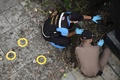 タイの首都バンコクで、爆発現場の捜査を行う警察官（2019年8月2日撮影）。(c)Lillian SUWANRUMPHA / AFP