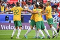 サッカーアジアカップ、グループB、オーストラリア対インド。ジョーダン・ボス（中央）が決めたチーム2点目を喜び合うオーストラリアの選手（2024年1月13日撮影）。(c)HECTOR RETAMAL/ AFP