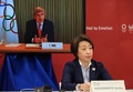 東京五輪・パラリンピックに関する5者協議に臨む、国際オリンピック委員会（IOC）のトーマス・バッハ会長（左）と東京オリンピック・パラリンピック競技大会組織委員会の橋本聖子会長（2021年3月20日撮影）。(c)YOSHIKAZU TSUNO / POOL / AFP