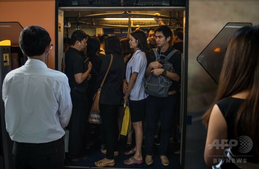 黒い服でプミポン国王への弔意示す市民、タイ 写真20枚 国際ニュース