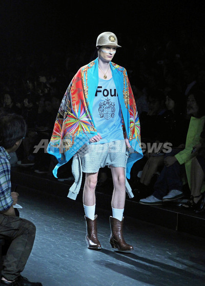 スマイルモチーフでポップな変化球 ドレスキャンプ 新作発表 写真48枚 ファッション ニュースならmode Press Powered By Afpbb News