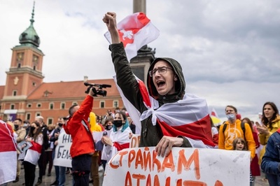 ベラルーシ拘束記者、「涙のインタビュー」で大統領賛美 「拷問の結果」と父親