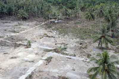 インドネシア・スマトラ沖津波の死者、300人超に