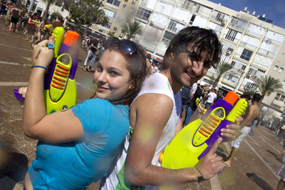 数百人で水鉄砲バトル！イスラエルでイベント