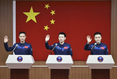 中国有人宇宙船「神舟17号」の3飛行士が会見