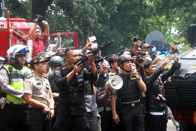 政府施設周辺で爆発後に銃撃戦、襲撃犯は射殺 インドネシア