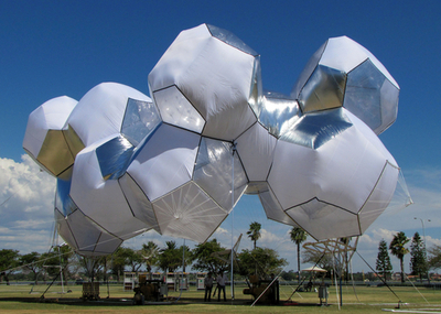 飛び去った｢空飛ぶアート｣、オーストラリア芸術祭