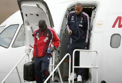 ＜サッカー 欧州選手権2008・予選＞フランス代表 1日遅れでフェロー諸島に到着