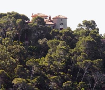 大統領滞在中の別荘上空を飛行し逮捕、フランス