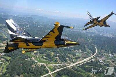 韓国空軍「ブラックイーグルス」に同乗…時速700～800キロで描く空中の太極模様