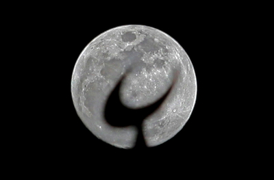 夜空に重なるリヤドの「月」