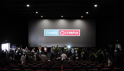 太陽光発電の映画館オープン ブルキナファソ