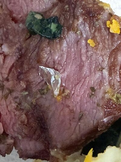 サラダから約1センチのガラス片…韓国・客「小さな破片は飲み込んだ」というショック