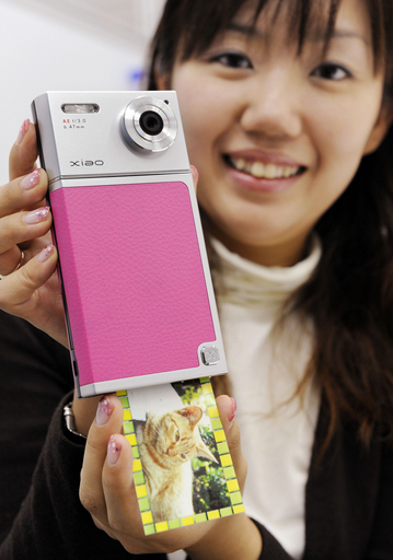 撮ったらすぐに印刷できるプリンター付きデジカメ　タカラトミー