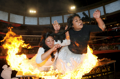 ボリビア先住民、民族衣装で女子レスリング、場外乱闘もあり