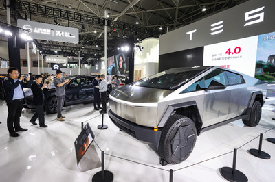 マスク氏の北京訪問、テスラの完全自動運転の承認を目指す