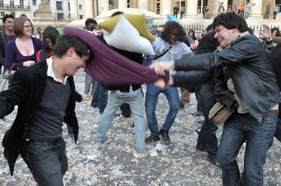 パリ市内で枕投げ大会