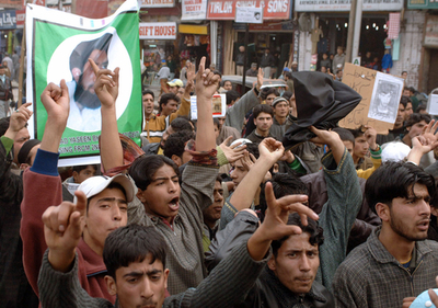 治安警官によるカシミール地方のイスラム教徒殺害に数千人が抗議 - インド