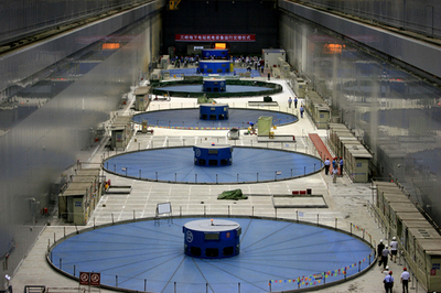 中国・三峡ダムが全面稼働、発電量は原発15基分