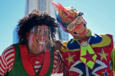 コロナ禍でも笑いを クラウンデー祝い「ピエロ」大集合 中米