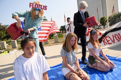 バイデン夫妻に扮して気候変動とパイプライン計画に抗議、米LA