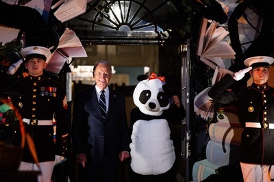 バイデン大統領、任期中最後のハロウィーン行事でお菓子配布