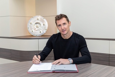 クローゼ氏がバイエルンのコーチ就任 再開初戦からベンチ入りへ