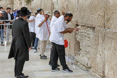 「嘆きの壁」に挟まれた無数の紙片 人々の思い エルサレム