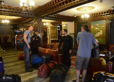 エベレスト登山の価格破壊、より安く より危険に？