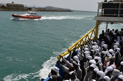 沈没船から救助された移民女性、オランダ艦船内で出産