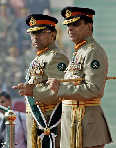 パキスタンのムシャラフ大統領、軍参謀長を辞任