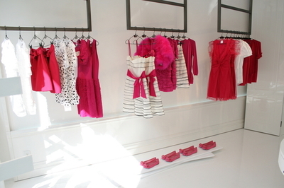 レッド ヴァレンティノ 青山ブティック、白とピンクで女子力アップ