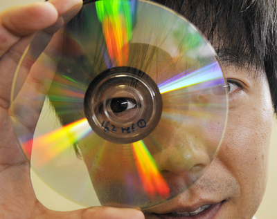 自宅の映画コレクションが1枚に、DVDの1万倍の容量｢5次元ディスク｣