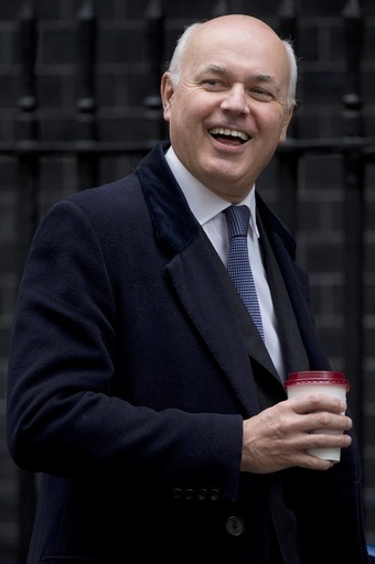 「週7500円で生活してみろ」、英閣僚に37万人が要求