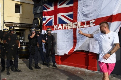 イングランドのフーリガン、仏マルセイユで警官隊と衝突