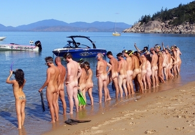 全裸シュノーケリングで「グレートバリアリーフ保護」アピール、豪