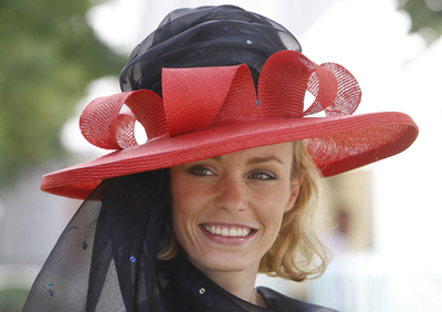 ドイツ・デュッセルドルフの国際見本市で帽子のショー