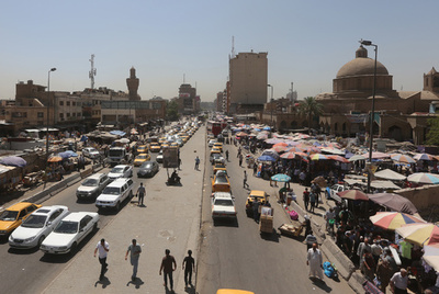 イラク首相、大統領の「憲法違反」で法的措置へ 首都に部隊展開