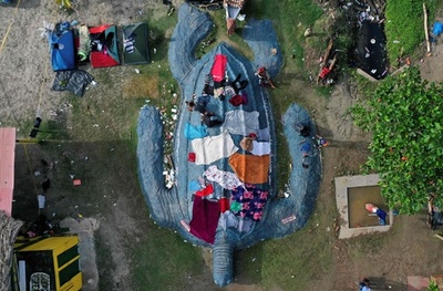 【今日の1枚】足止め中のハイチ移民、このカメが船だったら