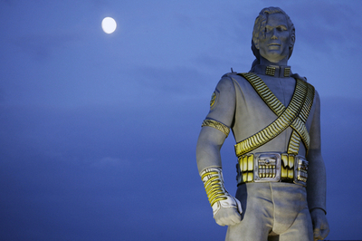 高さ12メートルのマイケル・ジャクソン像、スイスの村に登場