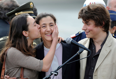 解放されたベタンクールさん、子どもたちと再会