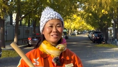 北京市大使館街の女性清掃員 「英語ペラペラ」で人気爆発
