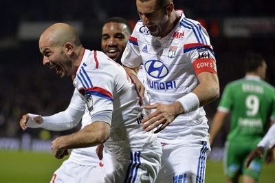 リヨンが首位に浮上、サンテティエンヌとのダービーを引き分ける
