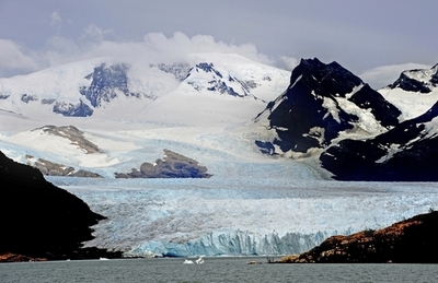 南米の氷河で真冬の大崩落、温暖化の影響か