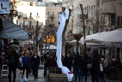 白い服を着た木の上の笛吹き、エルサレム