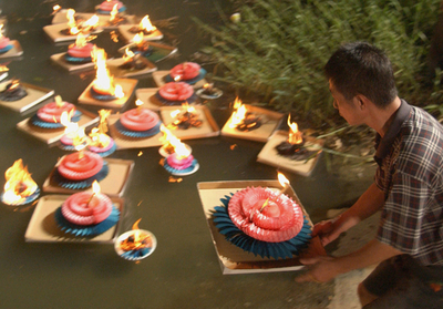 台北で中元節の灯ろう流し